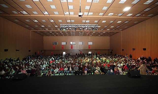 cocuklar tiyatro etkinligine buyuk ilgi gosterdi