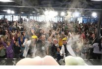 cocuklar yorgunluklarini okula bi molada atiyor