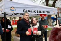 gemlik belediyesinden turk bayragi dagitimi