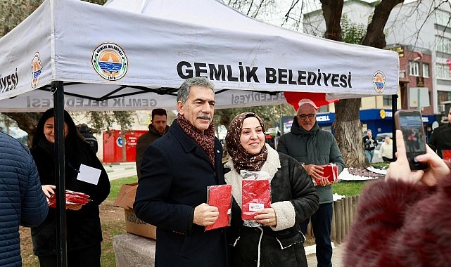 gemlik belediyesinden turk bayragi dagitimi