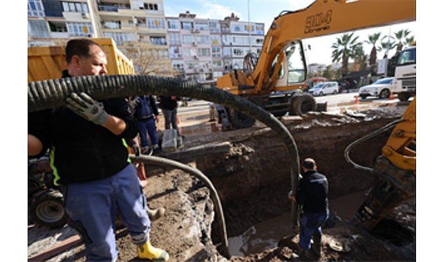 İnönü Caddesi'ndeki ana boru arızasına İZSU'dan hızlı müdahale 1 inonu caddesindeki ana boru arizasina izsudan hizli mudahale