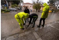 izmir buyuksehir belediyesi ekipleri saganak yagis ve firtina nedeniyle seferber oldu