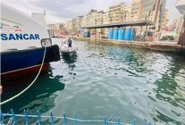 izmir itfaiyesi iskele altinda sikisan kediyi kurtardi
