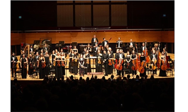 izmir oda orkestrasi dunyaca unlu sanatcilarla sahne aldi