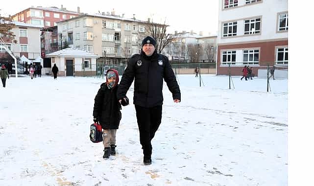 Keçiören’de Okul Çevrelerinde Karla Mücadele ve Güvenli Geçiş Çalışması 1 keciorende okul cevrelerinde karla mucadele ve guvenli gecis calismasi