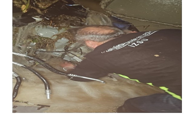 kemalpasa ulucakta menfeze giren aracin cikarilma calismalari suruyor