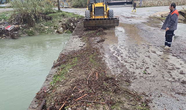 Kemer’de köprüleri tıkayan tomruklar temizlendi 1 kemerde kopruleri tikayan tomruklar temizlendi