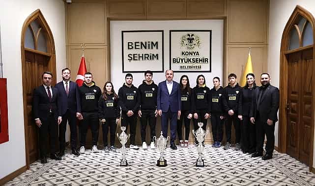 Konya Büyükşehir’in Başarılı Judocuları 2025’te Kazandıkları Kupaları Başkan Altay’a Takdim Etti 1 konya buyuksehirin basarili judoculari 2025te kazandiklari kupalari baskan altaya takdim etti