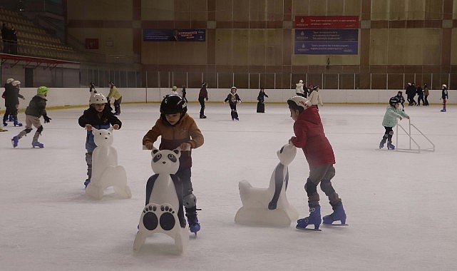 maltepeli cocuklar tatilin keyfini buz pistinde cikardi