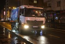 nevsehir belediyesi ekipleri ataturk bulvarinda temizlik yapti