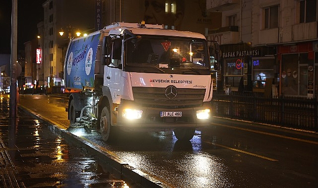 Nevşehir Belediyesi Ekipleri Atatürk Bulvarı’nda Temizlik Yaptı 1 nevsehir belediyesi ekipleri ataturk bulvarinda temizlik yapti