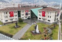 osmangazi belediyesi binalarini turk bayraklariyla donatti