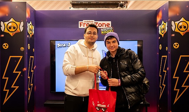 oyunseverler vodafone magazasinda 5g farkiyla brawl stars oynadi