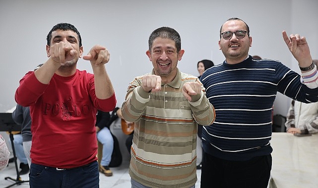 ozel insanlar muzik dolu gecede doyasiya eglendi