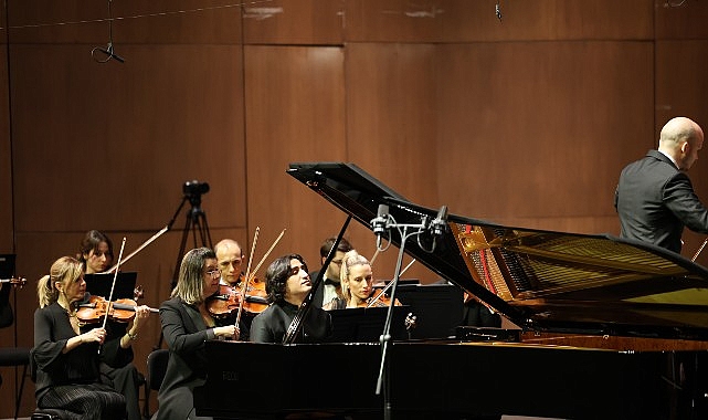 sef giuseppe mengoli ve piyanist cem babacan istanbul devlet senfoni orkestrasi sahnesinde bulustu