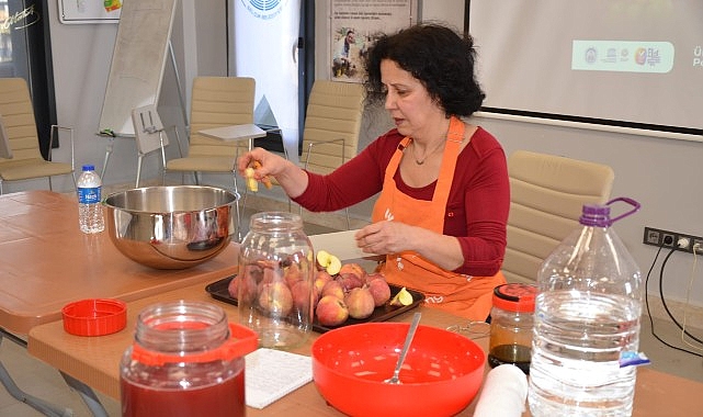 Üretici Pazarında çocuklara tohum, ailelerine sirke yapım atölyesi 1 uretici pazarinda cocuklara tohum ailelerine sirke yapim atolyesi