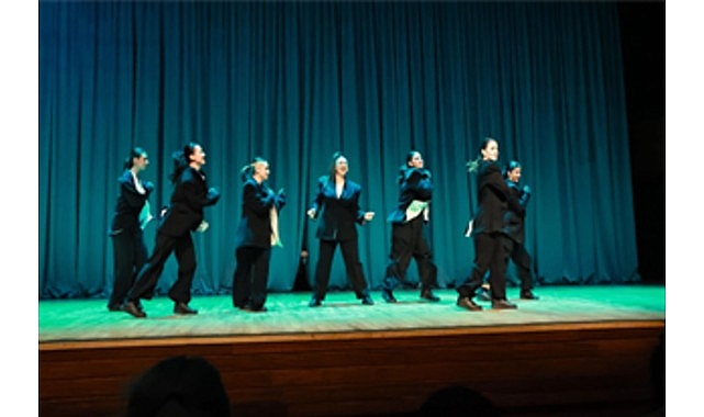 Yasemin Sakallıoğlu, İzmirlileri kahkahaya boğdu 1 yasemin sakallioglu izmirlileri kahkahaya bogdu