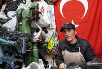 40 yildir ayakkabilara can veriyor