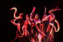 40 yillik tiyatroculara tas cikarttilar