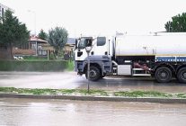 aliaga belediyesi yagmur sonrasi sahada