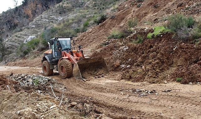 antalya buyuksehir belediyesi ekiplerinden yol mesaisi