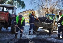 ayvalikta yol bakim ve onarim calismalari suruyor