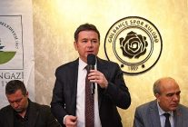 baskan aydin sahada vatandasin yaninda