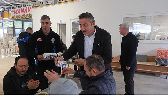 Başkan Topaloğlu'ndan pazar esnafına çorba ikramı 1 baskan topaloglundan pazar esnafina corba ikrami