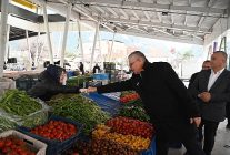 baskan yardimcisi emin gul ve kardesi emel gul kurgadan pazar esnafina corba ikrami