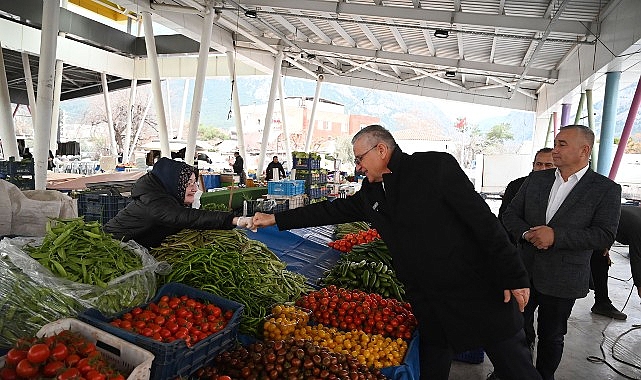 Başkan Yardımcısı Emin Gül ve kardeşi Emel Gül Kurga’dan pazar esnafına çorba ikramı 1 baskan yardimcisi emin gul ve kardesi emel gul kurgadan pazar esnafina corba ikrami
