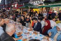 bayrakli belediyesi ramazan sofralarini mahallelere tasiyor