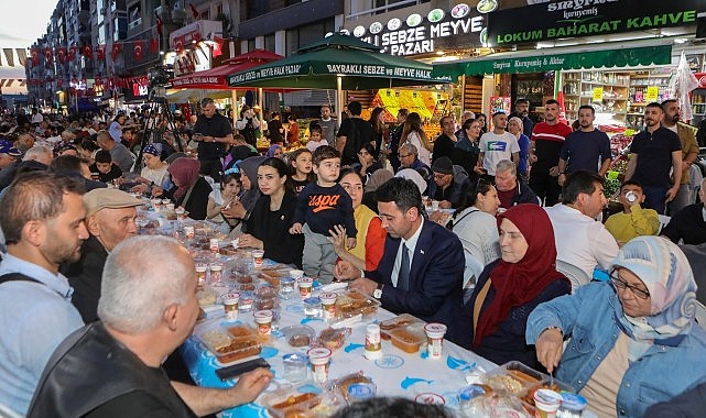 bayrakli belediyesi ramazan sofralarini mahallelere tasiyor