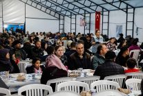 bergamada yillar sonra bir ilk cumhuriyet meydaninda ramazan boyunca iftar sofrasi