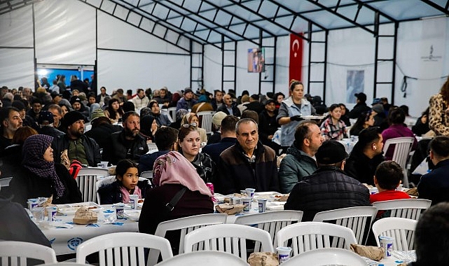 Bergama’da Yıllar Sonra Bir İlk: Cumhuriyet Meydanı’nda Ramazan Boyunca İftar Sofrası 1 bergamada yillar sonra bir ilk cumhuriyet meydaninda ramazan boyunca iftar sofrasi