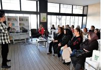 bornovada kadinlar hem uretiyor hem bilincleniyor