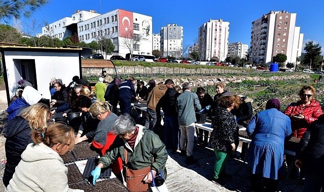 bornovada toprak kadinlarla canlaniyor