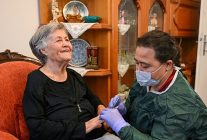 bornovada yasli ve engelliler evlerinde yalniz degil