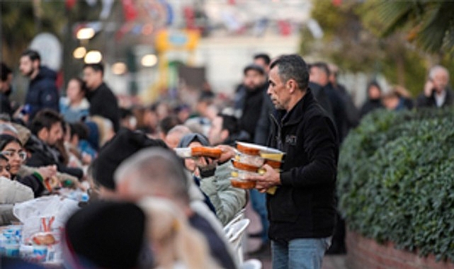Büyükşehir iftar sofrasını bu kez Karşıyaka’da kurdu 1 buyuksehir iftar sofrasini bu kez karsiyakada kurdu