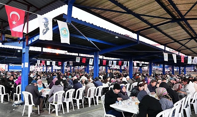 Büyükşehir’in İftar Sofrası Gördes’te Kuruldu 1 buyuksehirin iftar sofrasi gordeste kuruldu