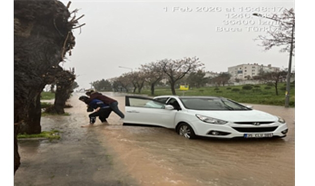 Büyükşehir’in zabıtası İzmirliyi sırtında taşıdı 1 buyuksehirin zabitasi izmirliyi sirtinda tasidi
