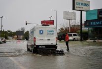 cesme belediyesi yagmurla mucadelede tum ekipleriyle sahada