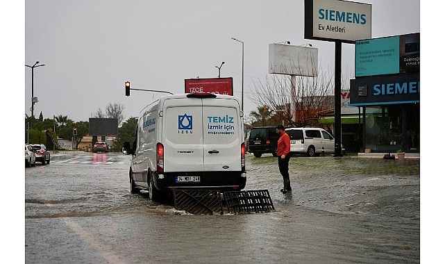 Çeşme Belediyesi Yağmurla Mücadelede Tüm Ekipleriyle Sahada 1 cesme belediyesi yagmurla mucadelede tum ekipleriyle sahada