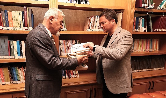 ÇGD Bursa Şubesi Osmangazi’ye Uğur Mumcu Kitaplarını Bağışladı 1 cgd bursa subesi osmangaziye ugur mumcu kitaplarini bagisladi