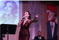 cumhuriyet divasi muzeyyen senar osmangazide sarkilarla anildi