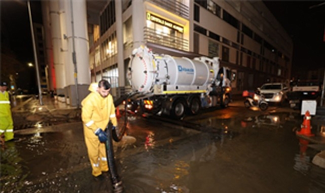 deniz seviyesi 85 santimetreye yukseldi buyuksehir ekipleri sahada