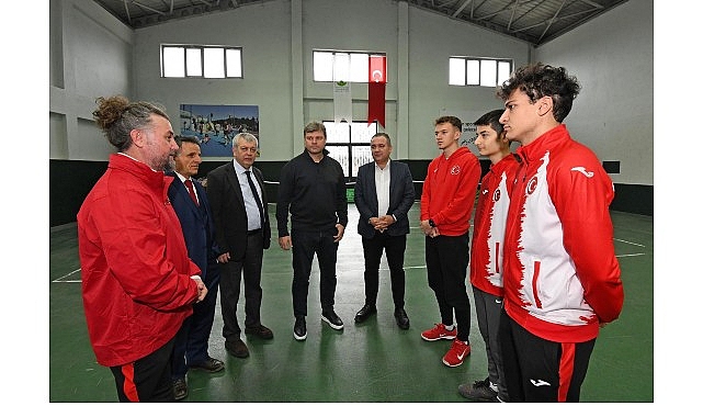 Ertuğrul Sağlam’dan Genç Sporculara İlham Veren Ziyaret 1 ertugrul saglamdan genc sporculara ilham veren ziyaret