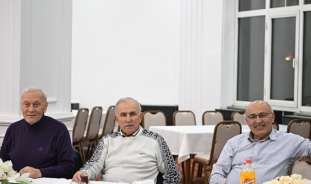 Eski Başkanlar İftar Sofrasında Bir Araya Geldi 1 eski baskanlar iftar sofrasinda bir araya geldi