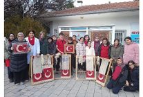 genc ellerden ay yildizli bayraga turk dugumu dokunusu