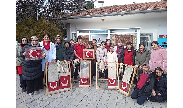 genc ellerden ay yildizli bayraga turk dugumu dokunusu