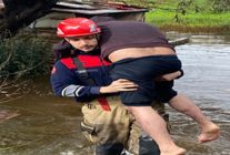 itfaiye eri vatandasi sirtinda tasidi